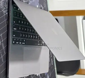 New Laptop Apple MacBook Pro 2022 M2 16GB Apple M2 SSD 256GB