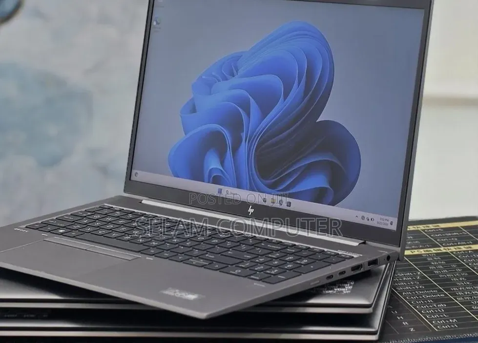 New Laptop HP ZBook Firefly G8 16GB Intel Core i5 SSD 512GB