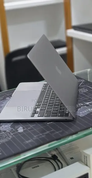 New Laptop Apple MacBook Pro 2021 M1 16GB Apple M1 Pro SSD 256GB