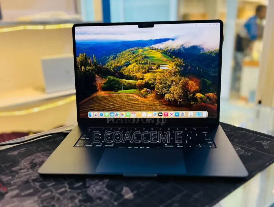 New Laptop Apple MacBook Air 2024 M3 8GB Apple M3 SSD 256GB
