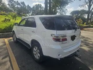 Toyota Fortuner 2.7 RWD 2011 Gold