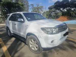 Toyota Fortuner 2.7 RWD 2011 Gold