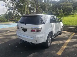 Toyota Fortuner 2.7 RWD 2011 Gold