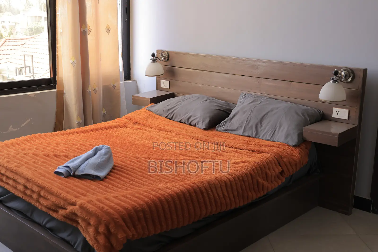 150 Complete Bed With Two Attached Lamps