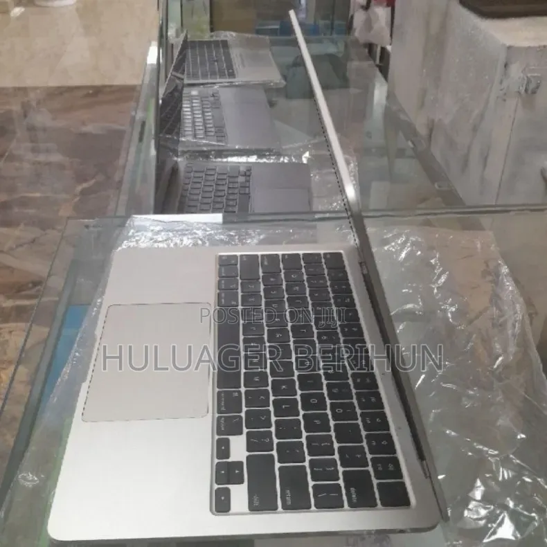 New Laptop Apple MacBook Air 2022 M2 16GB Apple M2 SSD 1T
