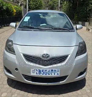 Toyota Yaris Base Sedan 4dr 2010 Silver