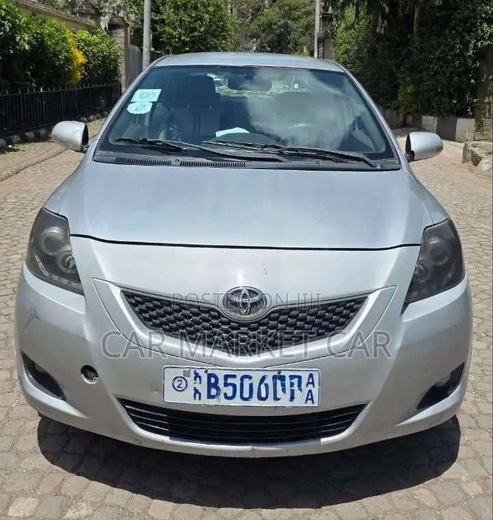 Toyota Yaris Base Sedan 4dr 2010 Silver