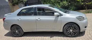 Toyota Yaris Base Sedan 4dr 2010 Silver