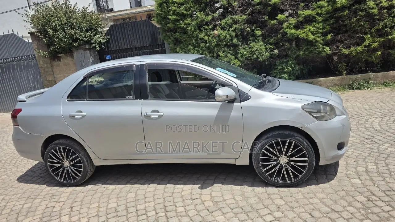 Toyota Yaris Base Sedan 4dr 2010 Silver