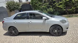 Toyota Yaris Base Sedan 4dr 2010 Silver