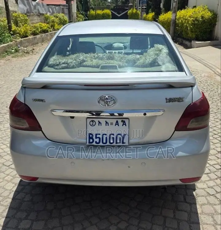 Toyota Yaris Base Sedan 4dr 2010 Silver