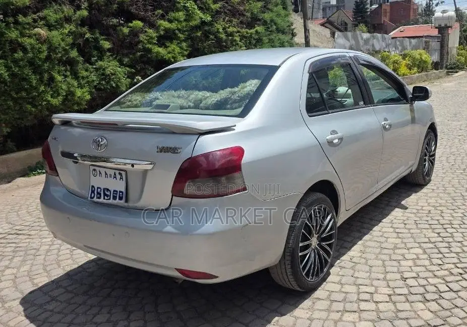 Toyota Yaris Base Sedan 4dr 2010 Silver