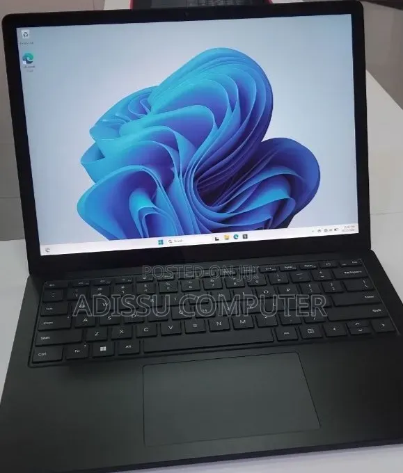 New Laptop Microsoft Surface 16GB Intel Core i7 SSD 512GB