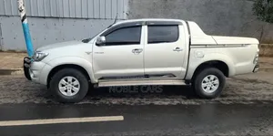 Toyota Hilux 2010 Gold