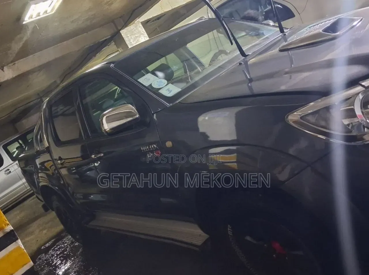 Toyota Hilux 2011 Gray