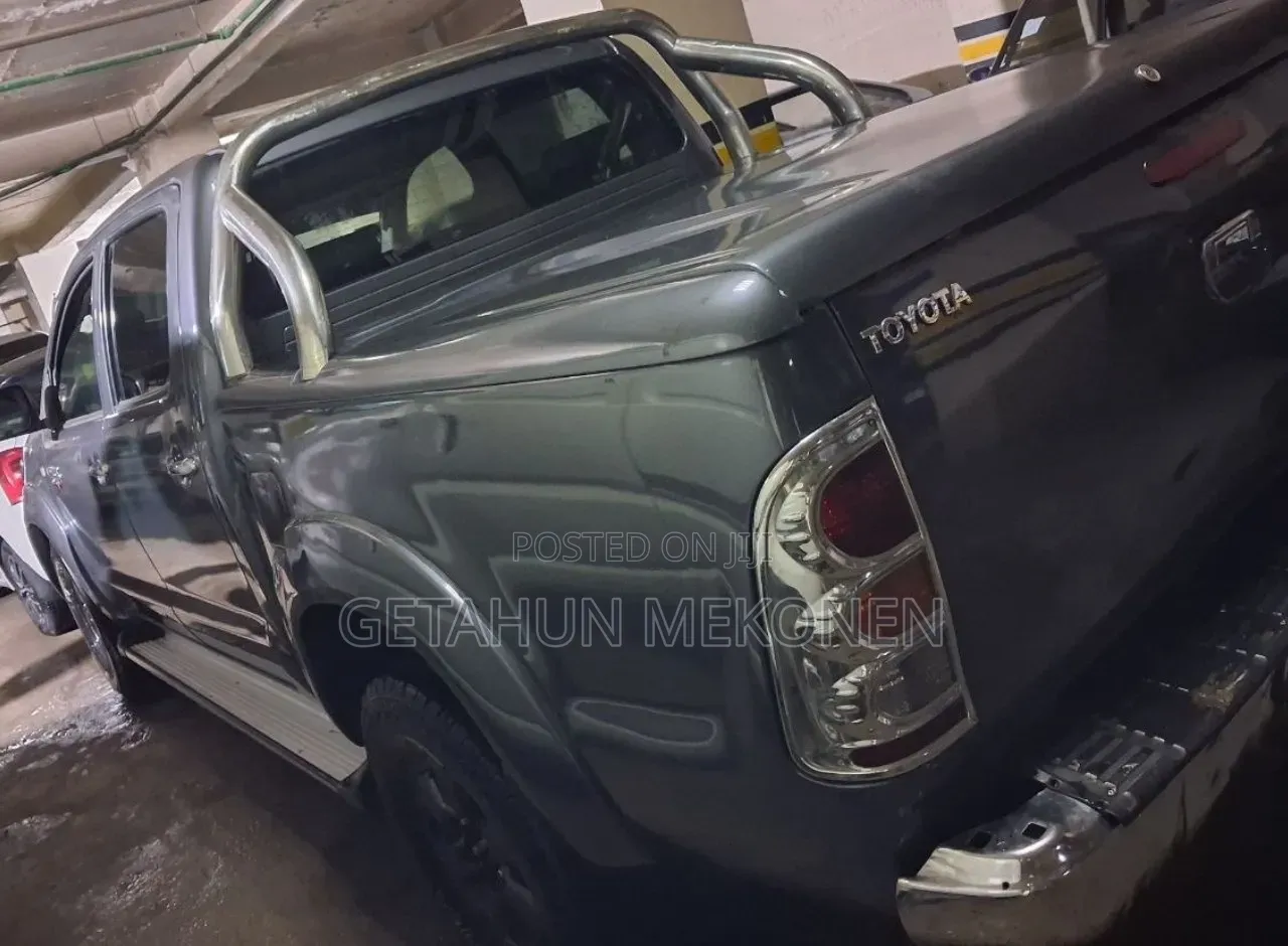 Toyota Hilux 2011 Gray
