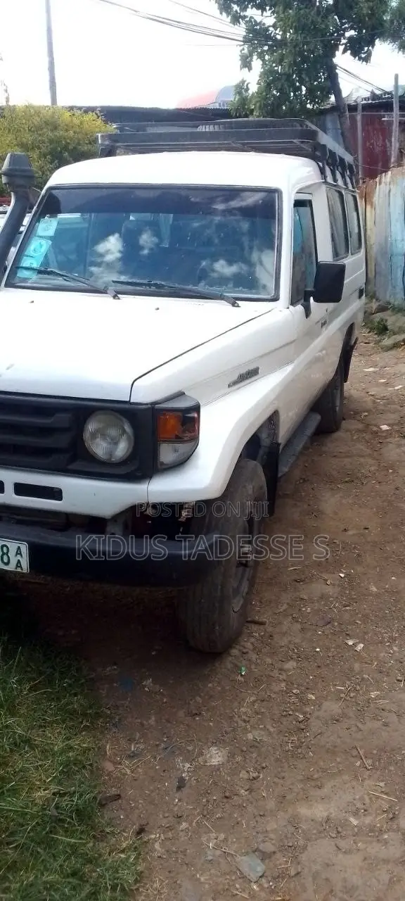 Toyota Land Cruiser 2001 White