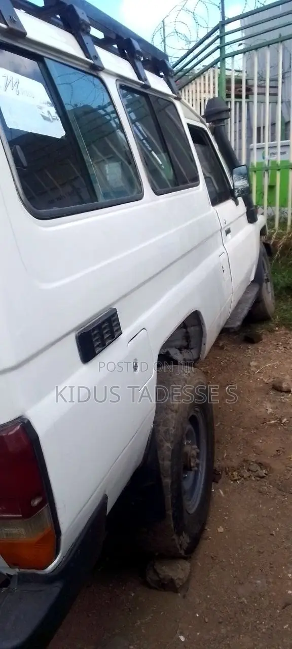 Toyota Land Cruiser 2001 White