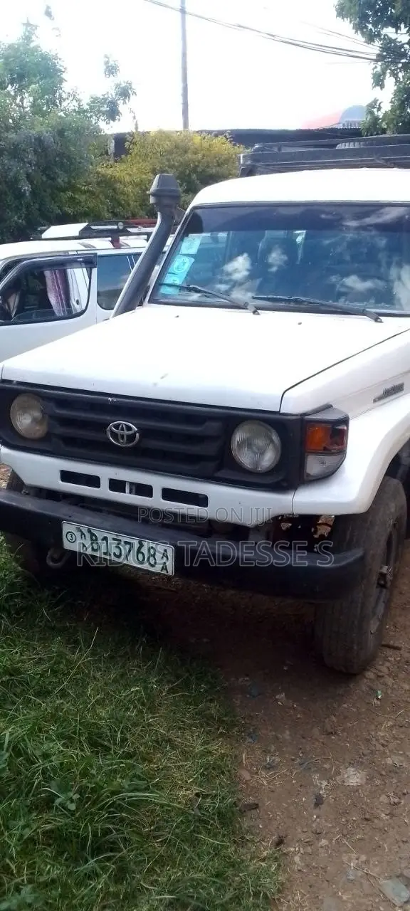 Toyota Land Cruiser 2001 White