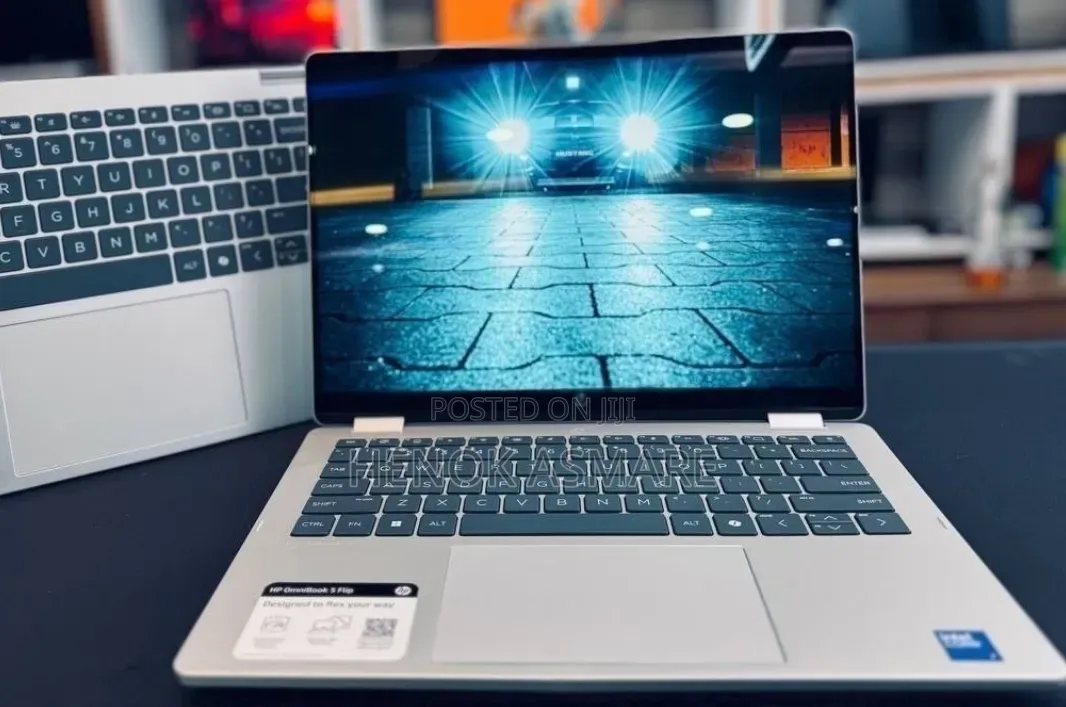 New Laptop HP OmniBook 5 Flip 16GB Intel Core 7 SSD 512GB