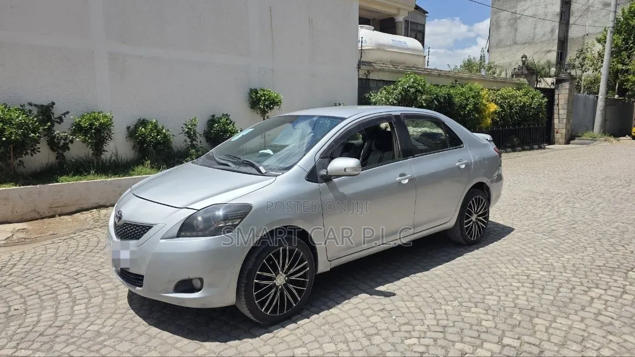 Toyota Yaris 2011 Silver