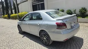 Toyota Yaris 2011 Silver
