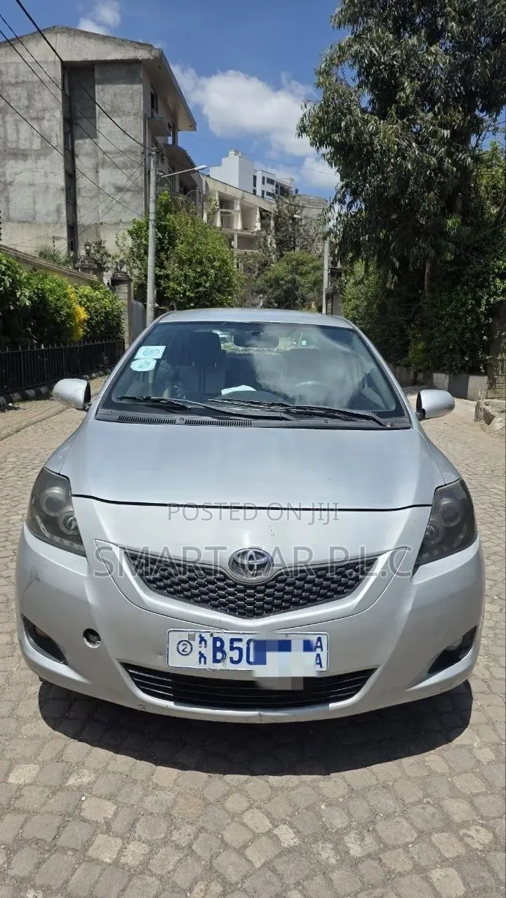 Toyota Yaris 2011 Silver