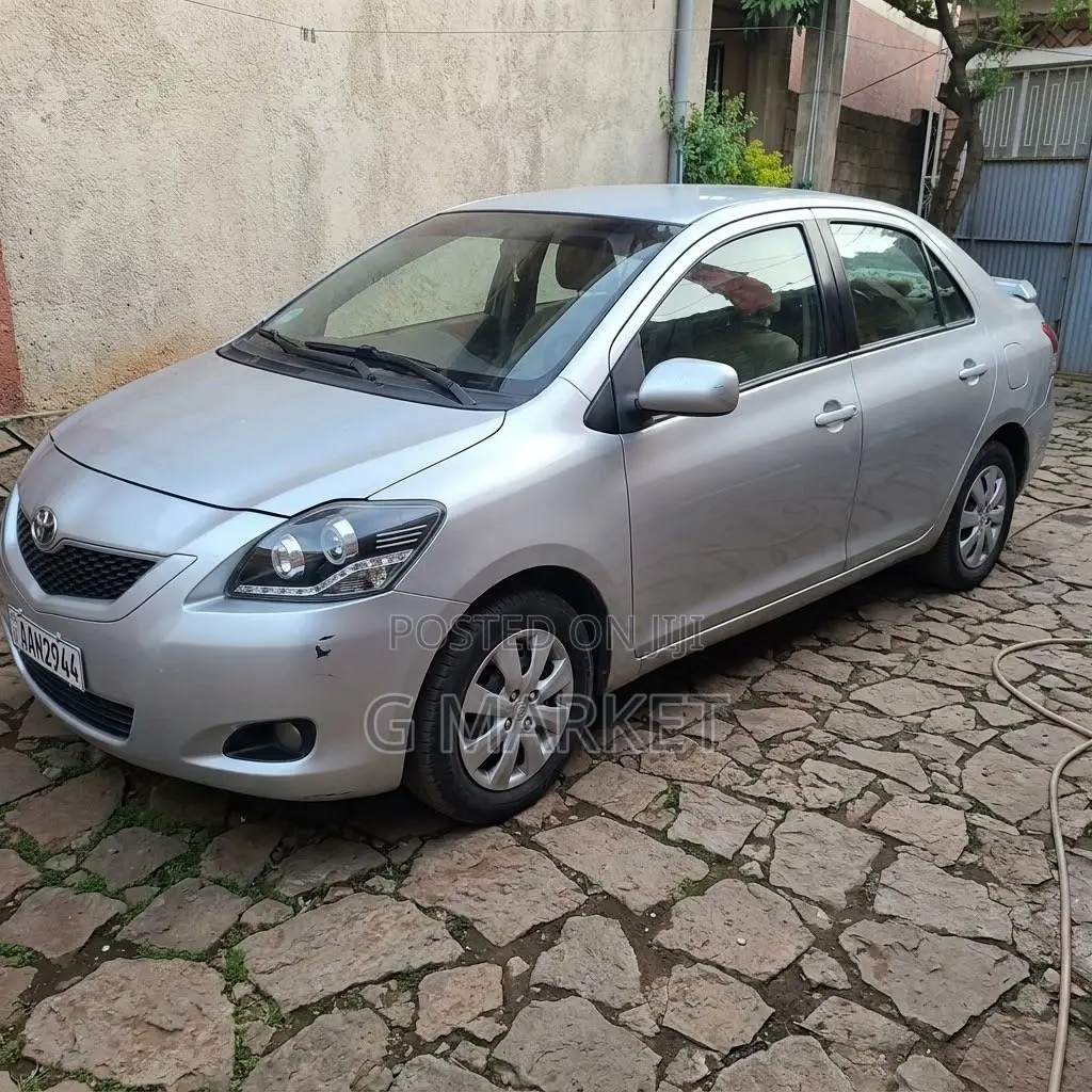 Toyota Belta 2010 Silver