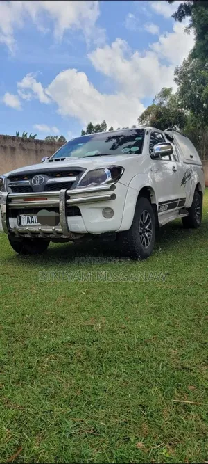 Toyota Hilux 2010 White