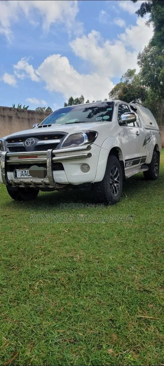 Toyota Hilux 2010 White