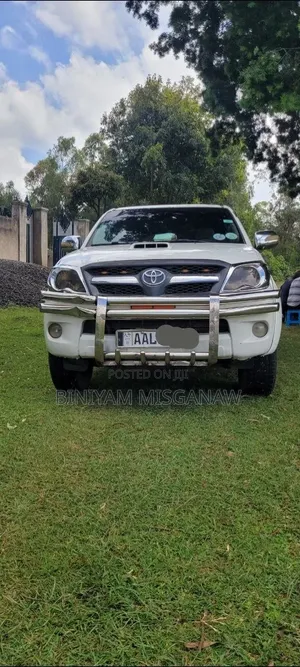 Toyota Hilux 2010 White