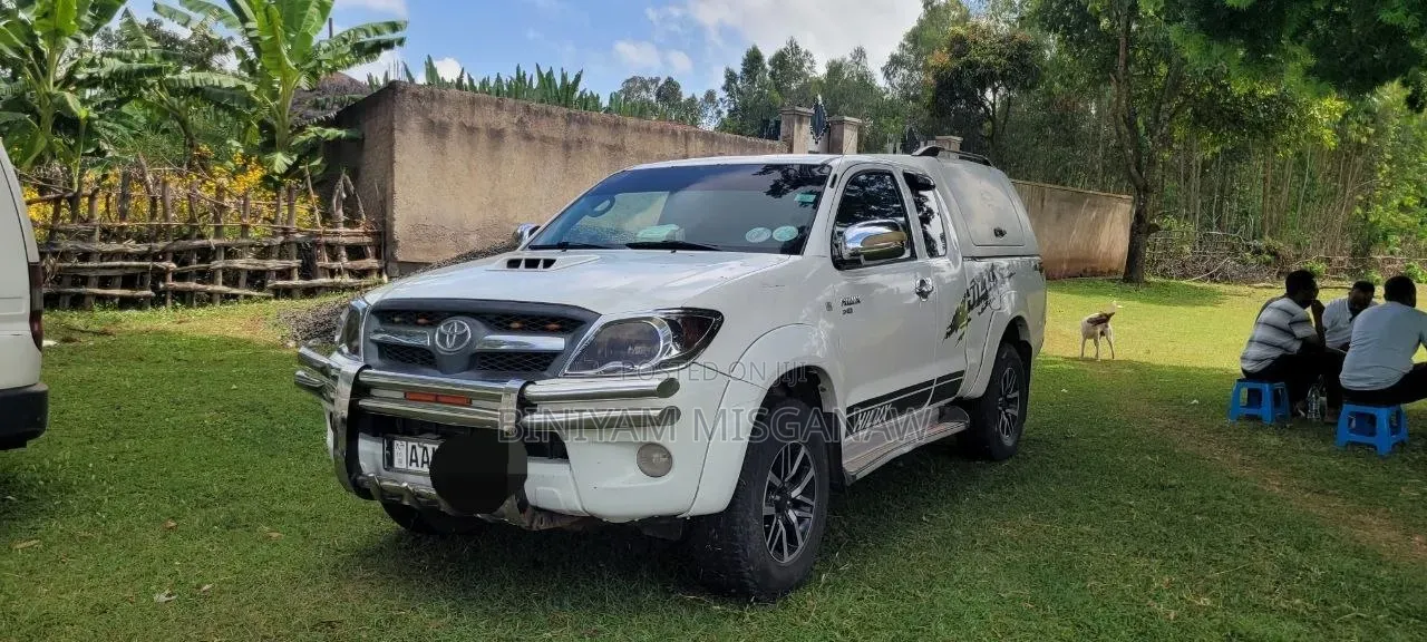 Toyota Hilux 2010 White