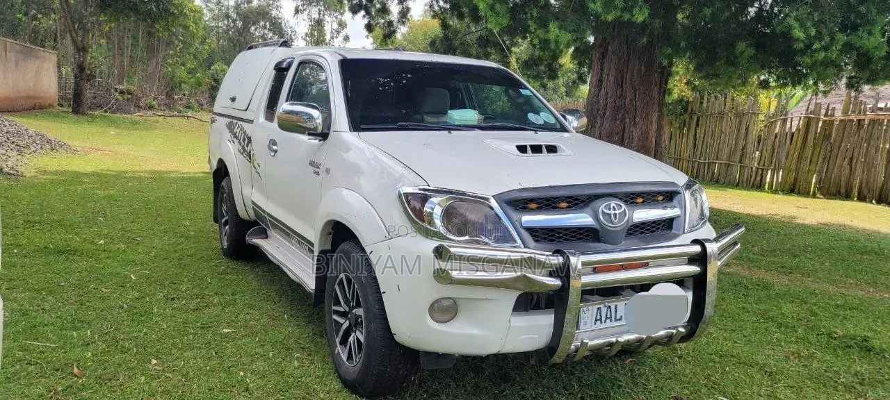 Toyota Hilux 2010 White