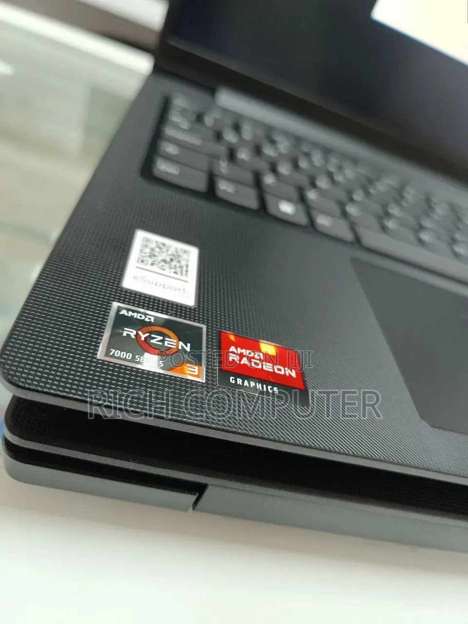 New Laptop Lenovo V15 8GB AMD Ryzen 3 SSD 256GB
