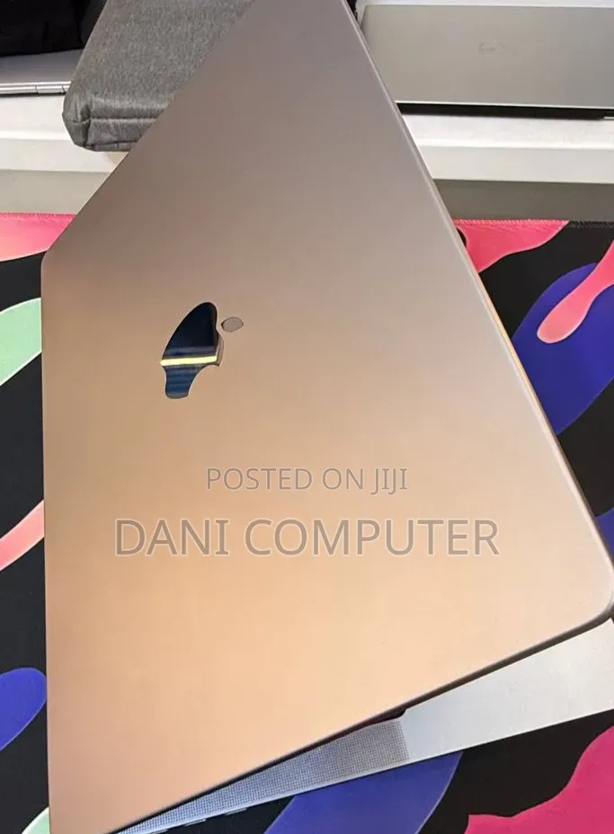 New Laptop Apple MacBook Pro 2024 M3 8GB Apple M3 Pro SSD 512GB