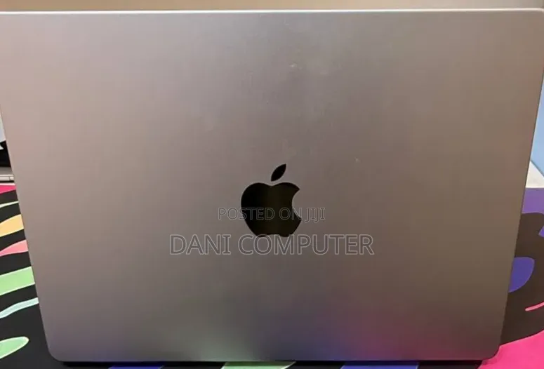 New Laptop Apple MacBook Pro 2024 M3 8GB Apple M3 Pro SSD 512GB