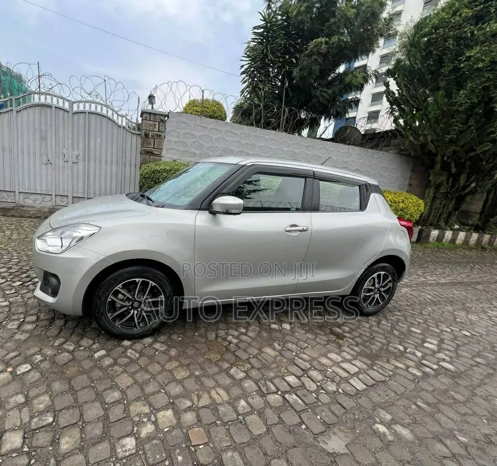 Suzuki Swift 2022 Silver