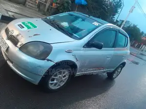 Toyota Vitz 2000 Gray