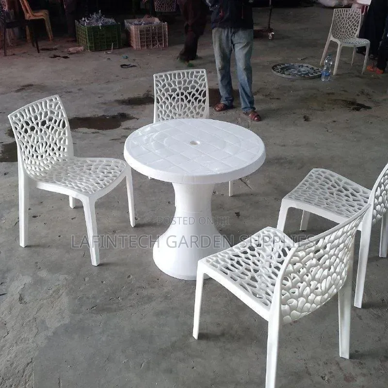 Plastic Chair Cafe and Restaurant Chair ፕላስቲክ ወንበሮች የካፌ ወንበር