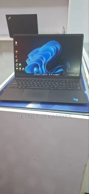 New Laptop Dell Vostro 3520 8GB Intel Core i3 SSD 512GB