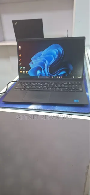 New Laptop Dell Vostro 3520 8GB Intel Core i3 SSD 512GB