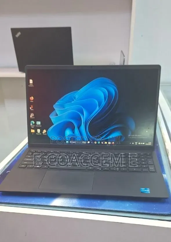 New Laptop Dell Inspiron 15 3520 8GB Intel Core i3 SSD 512GB