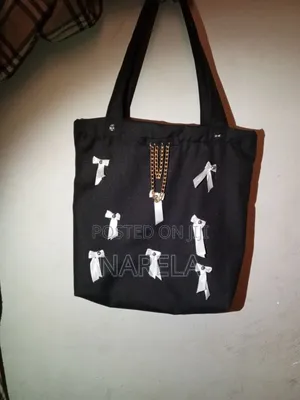 Stylish Women's Tote Bag With Elegant Bow Design