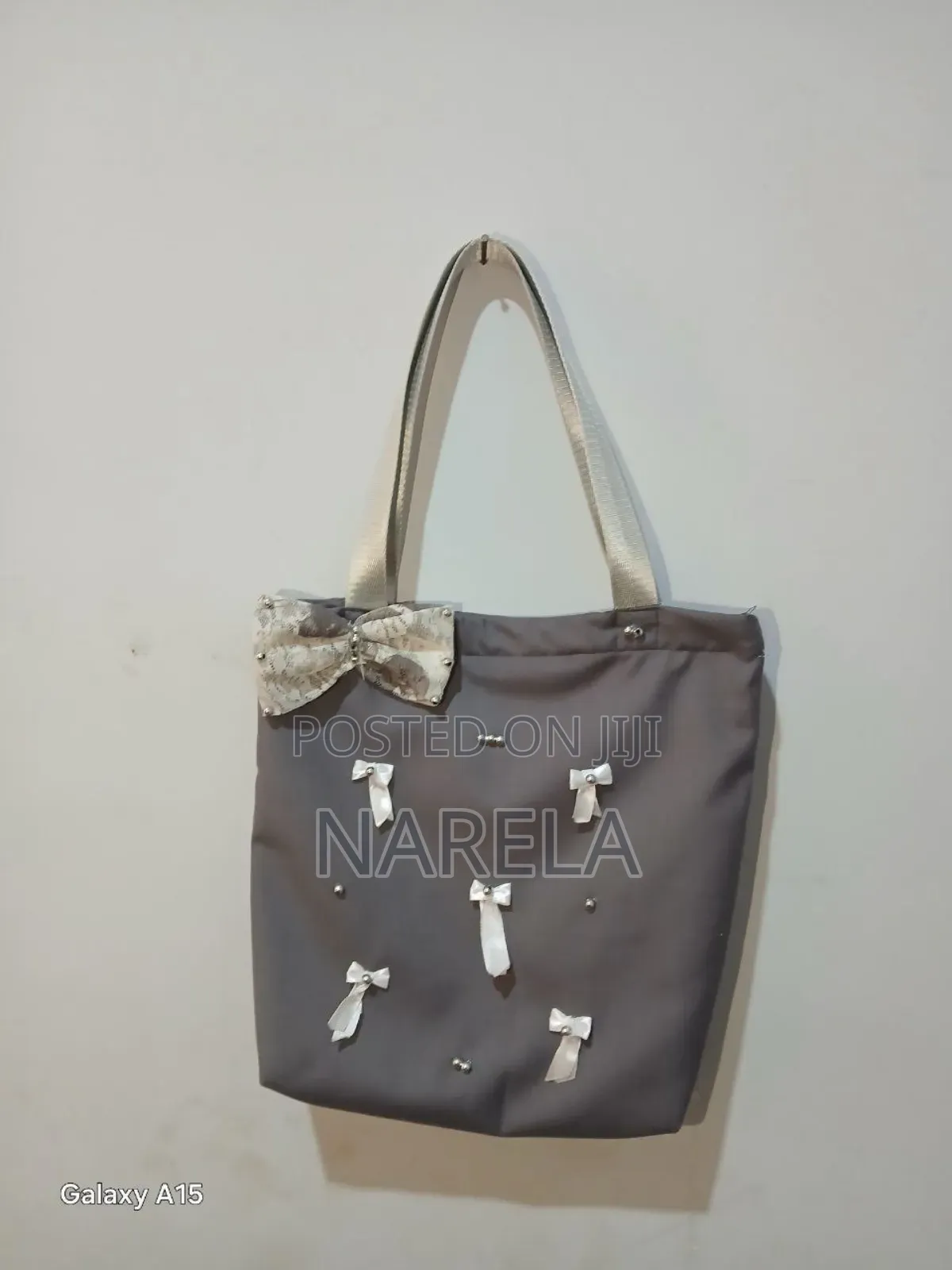 Stylish Women's Tote Bag With Elegant Bow Design