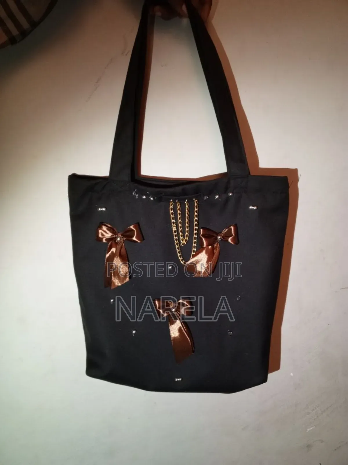 Stylish Women's Tote Bag With Elegant Bow Design