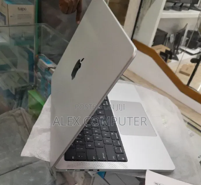 New Laptop Apple MacBook Pro 2024 M4 Pro 24GB Apple M4 Pro SSD 512GB