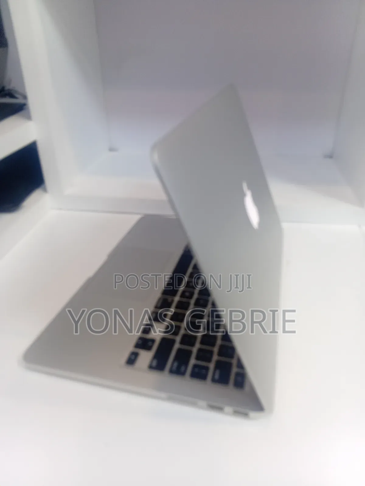 New Laptop Apple MacBook 8GB Intel Core i5 SSD 256GB
