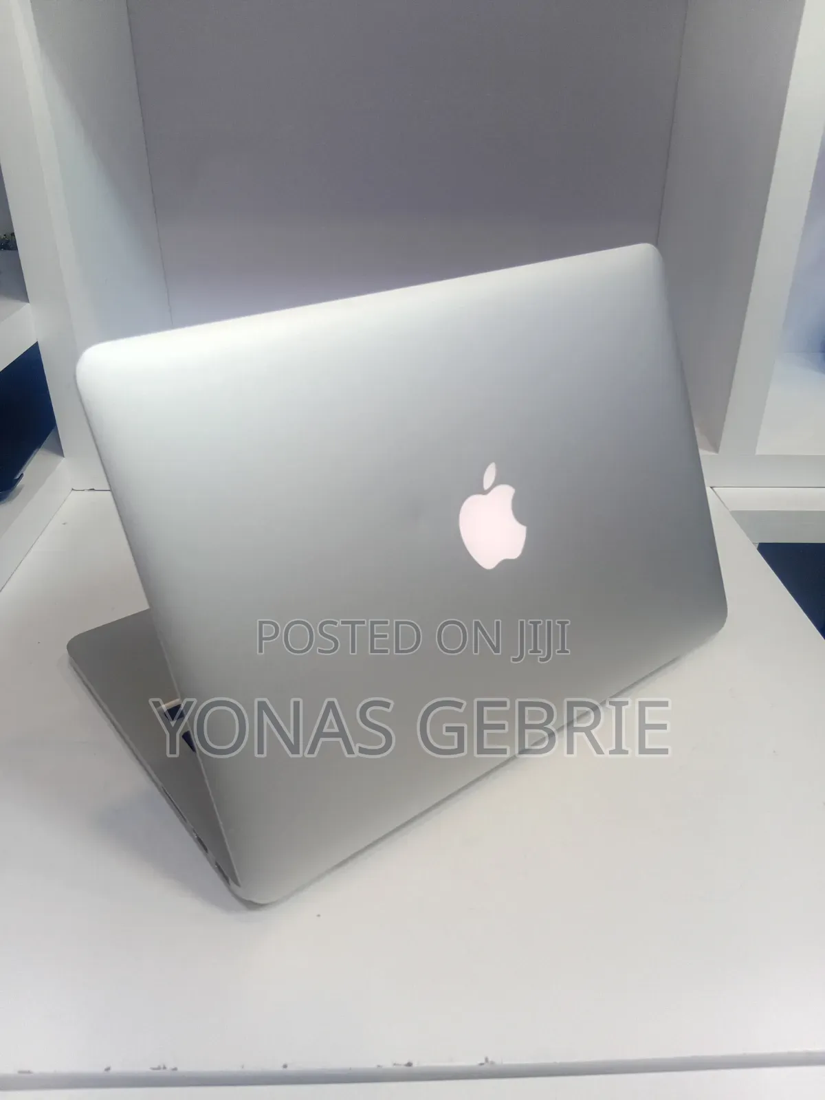 New Laptop Apple MacBook 8GB Intel Core i5 SSD 256GB