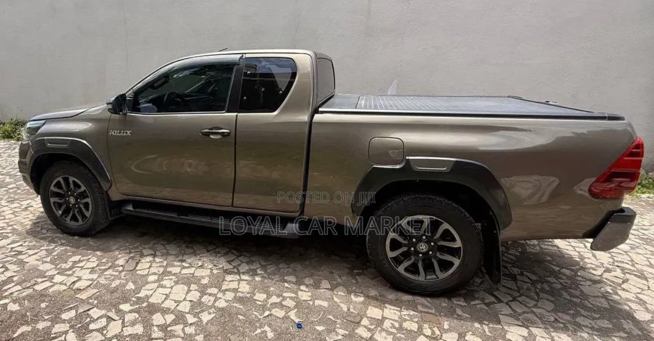 Toyota Hilux 2021 Gray