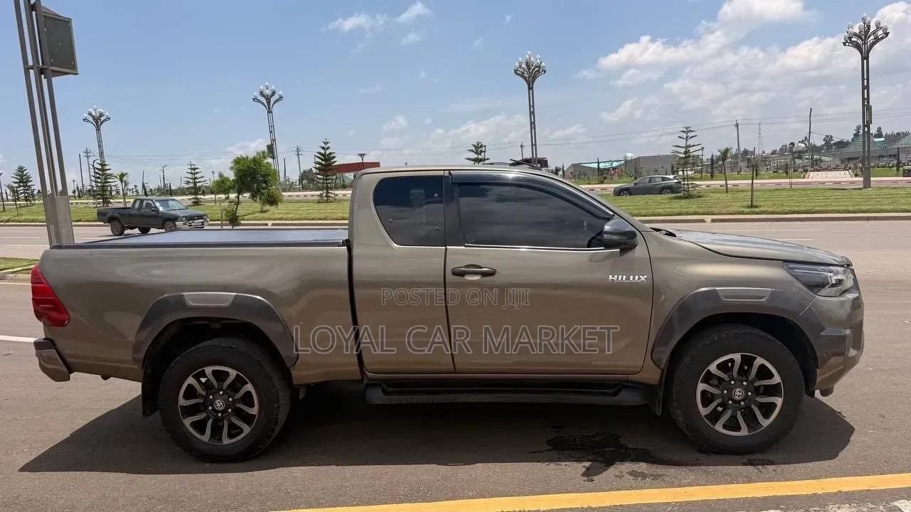 Toyota Hilux 2021 Gray